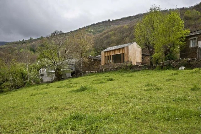 Carlos Quintáns incluye la esencia rural gallega en su Casa en Paderne