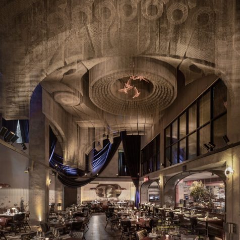 Edoardo Tresoldi despliega un cielo metálico sobre el East Village