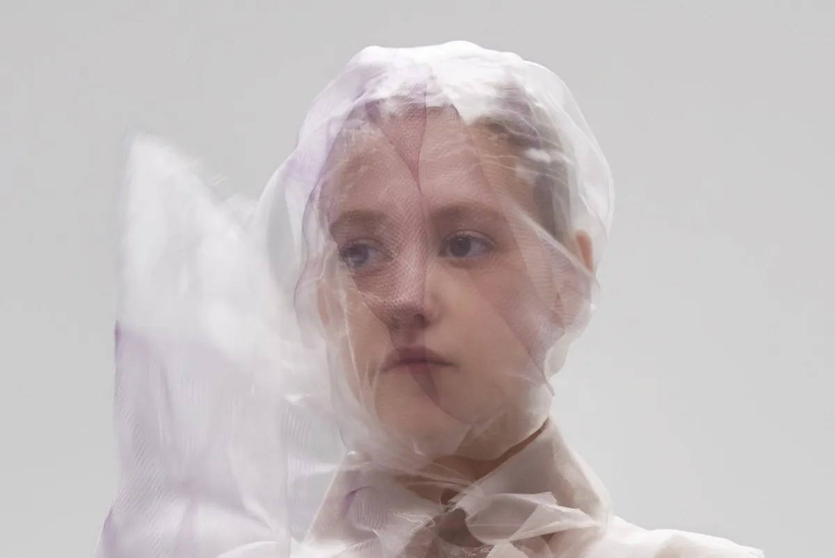 Ropa camaleónica que fluye libre: la última sorpresa conceptual de Ying Gao