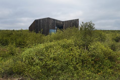 Las cabañas de PK Arkitektar se funden con las praderas de Islandia