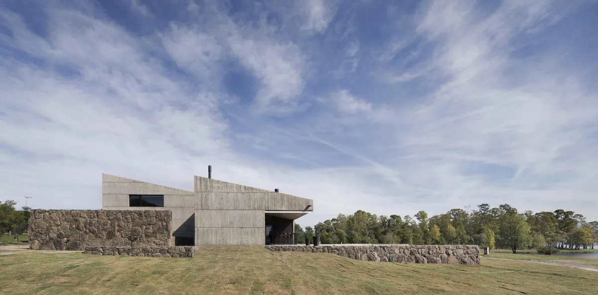 Trazos simples y muros de piedra para cuidar la belleza natural