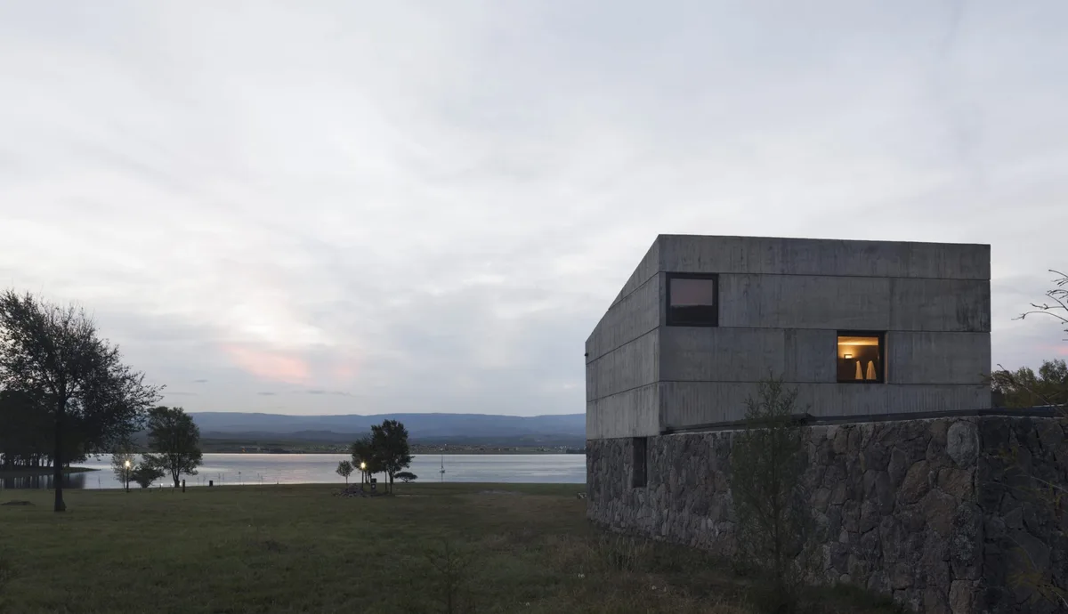 vistas al lago de la casa alarcia fotografiada por Federico Cairoli