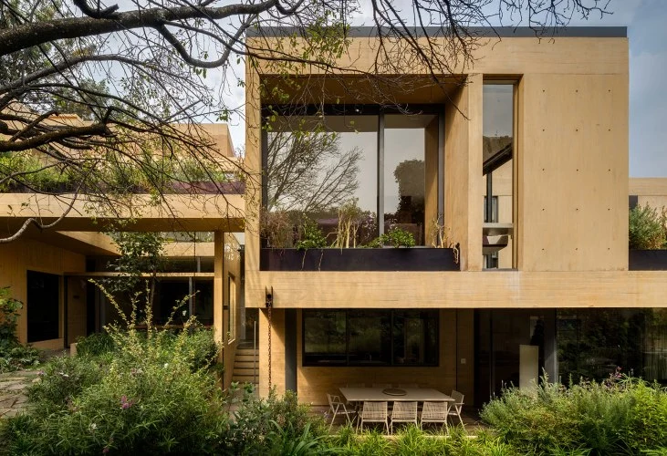 El hormigón terroso de MMX moldea un jardín sin límites en la Casa CBC.