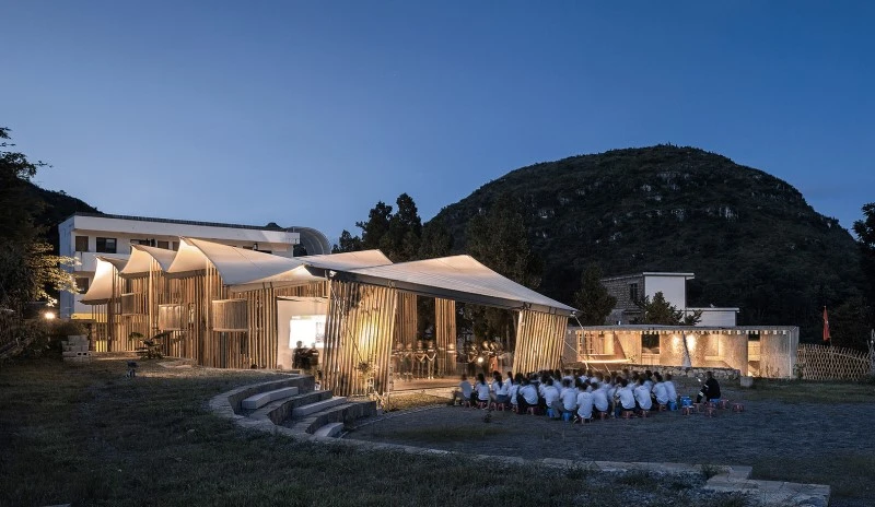 Piedra y bambú para modelar un campamento sostenible en la China rural