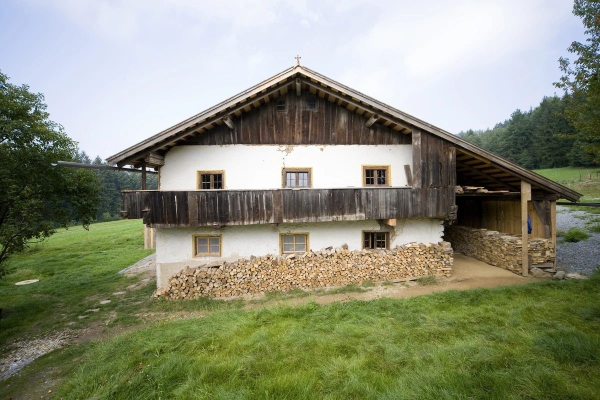 Cubos de hormigón para rescatar una granja bávara en ruinas