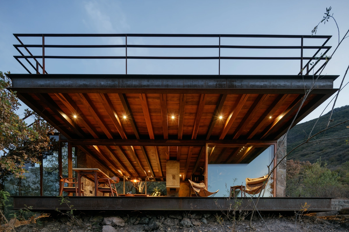 Cabaña Teitipac, una deconstrucción mimética para fundirse con la montaña