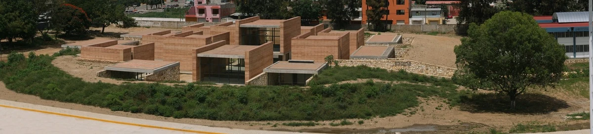 La Escuela de Artes mexicana que parece surgir de un cráter