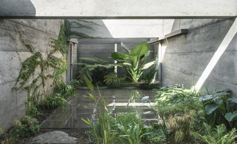 Cloister House, una casa-patio monolítica con alma de santuario