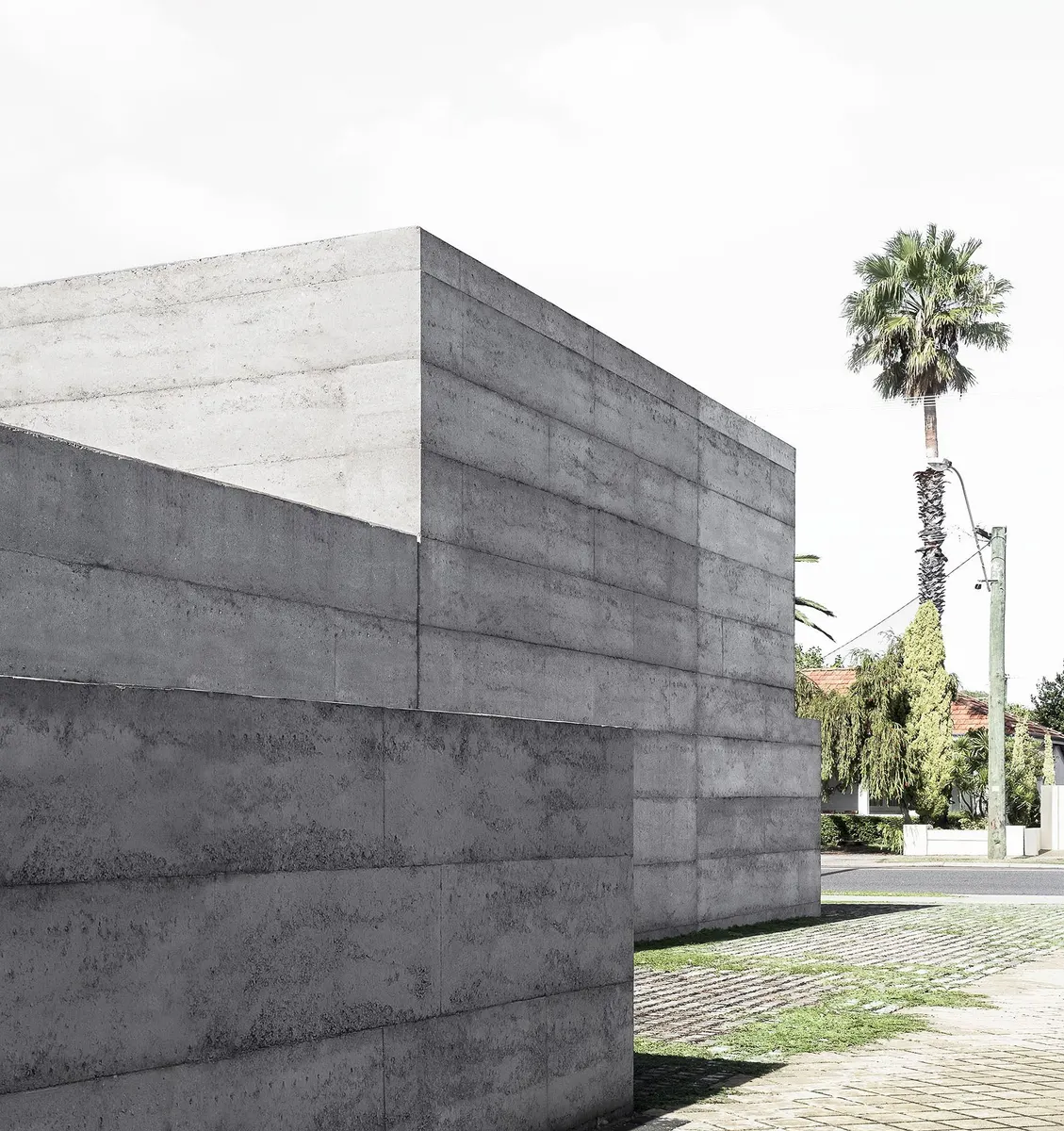 Cloister House, una casa-patio monolítica con alma de santuario