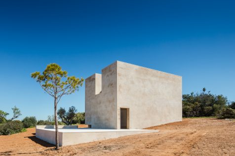 Álvaro Siza reduce la capilla rural a su mínima expresión