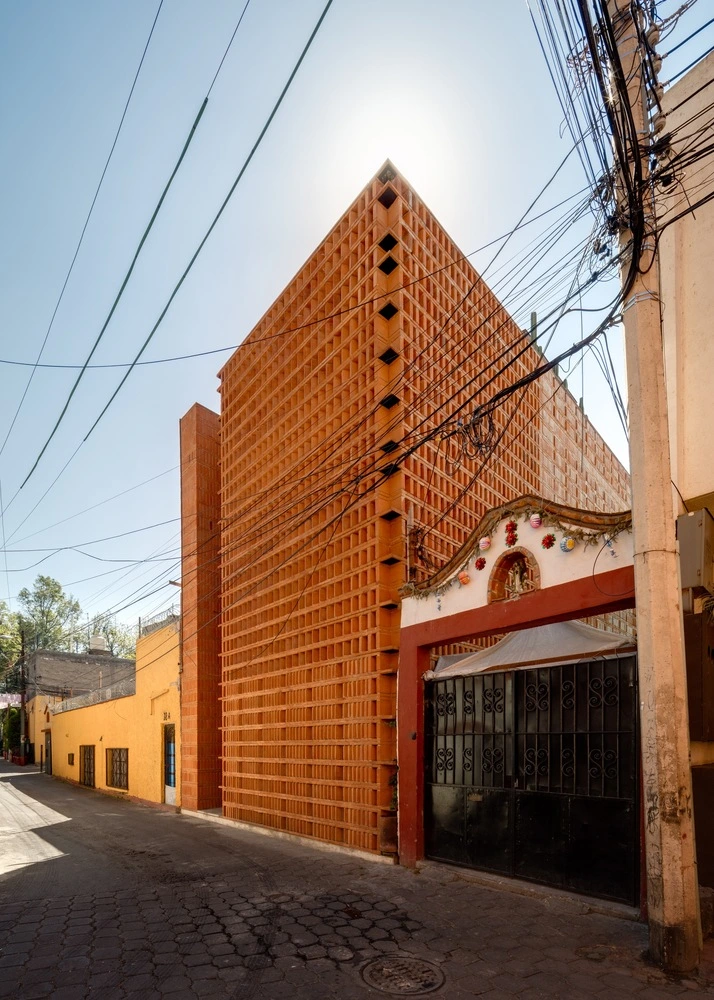 Una envolvente de ladrillo para alentar la creatividad