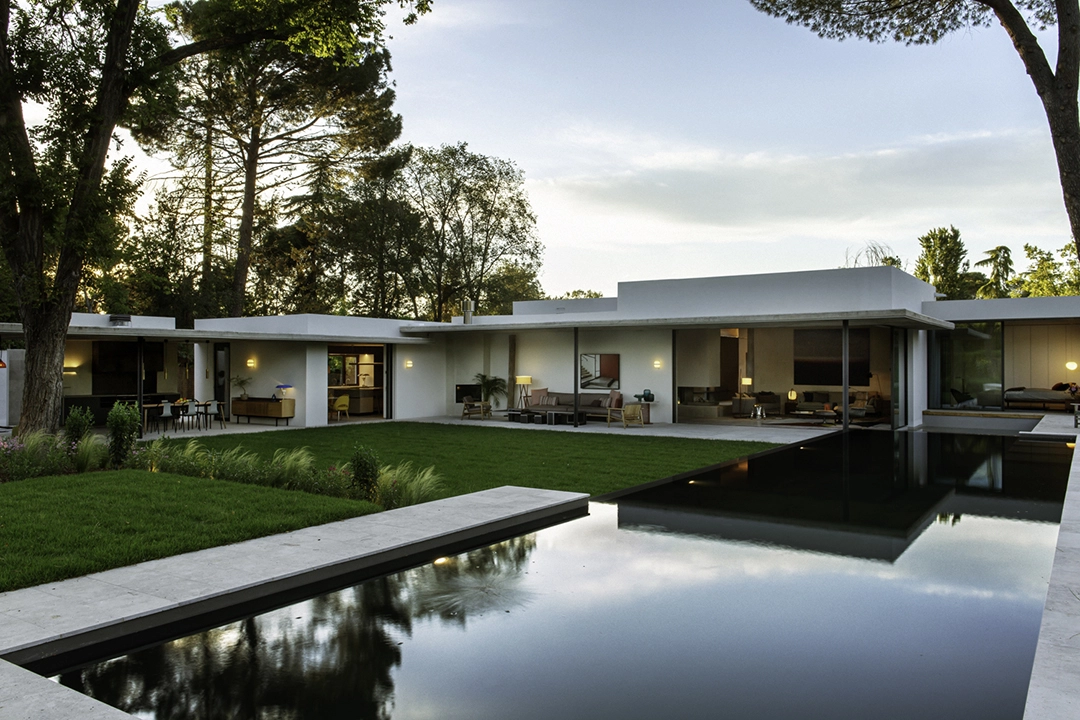 ÁBATON abre las puertas a la naturaleza en su nueva vivienda unifamiliar
