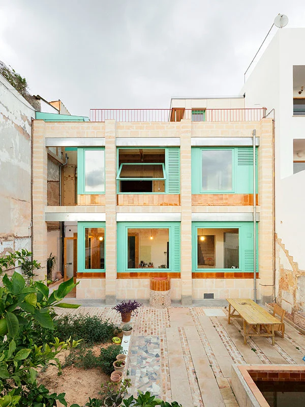 Fabricación digital y artesanías locales para la mallorquina Plywood House