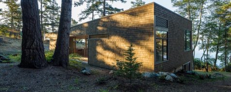 Lone Madrone, una casa sostenible acurrucada junto al Pacífico