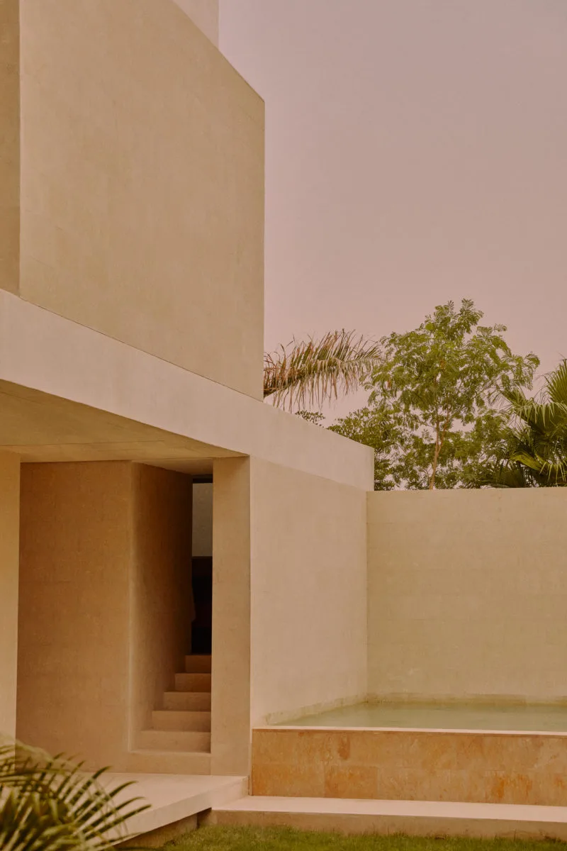 Vista del porche con entrada y escaleras y la piscina