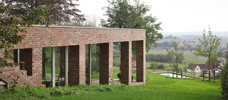 exterior de la casa y la columnata del porche