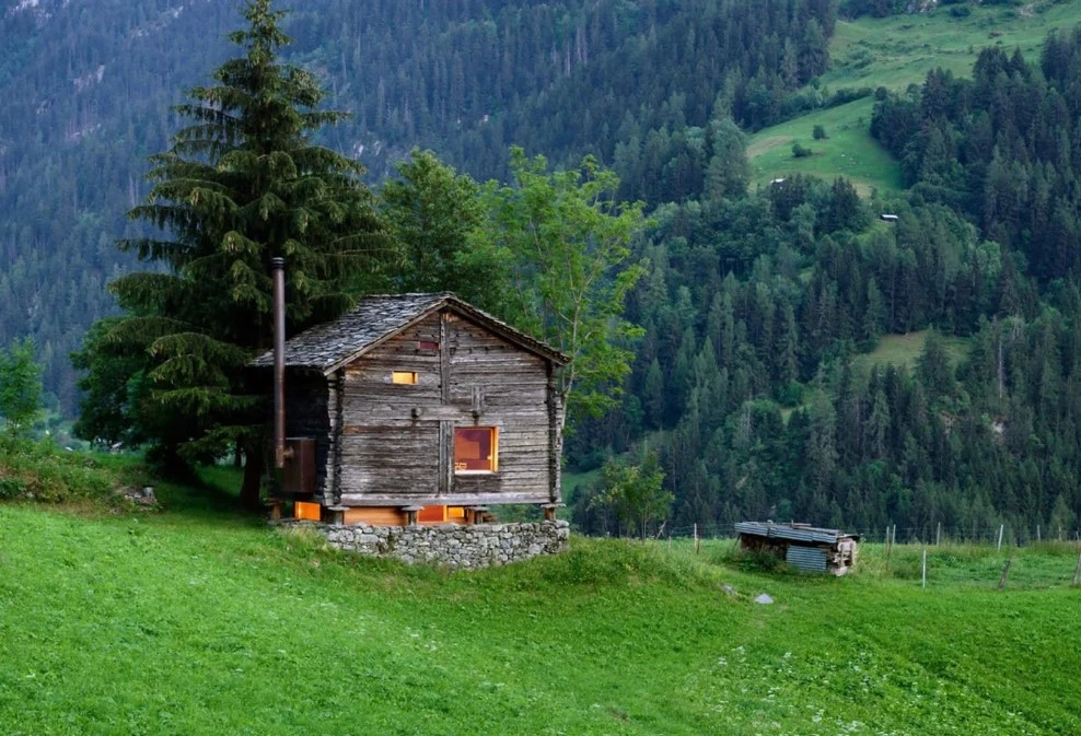 Delicado contraste. Una cabaña en la montaña.