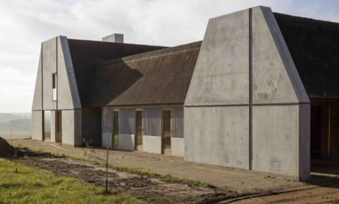 Fusión de arquitectura y paisaje en una granja danesa