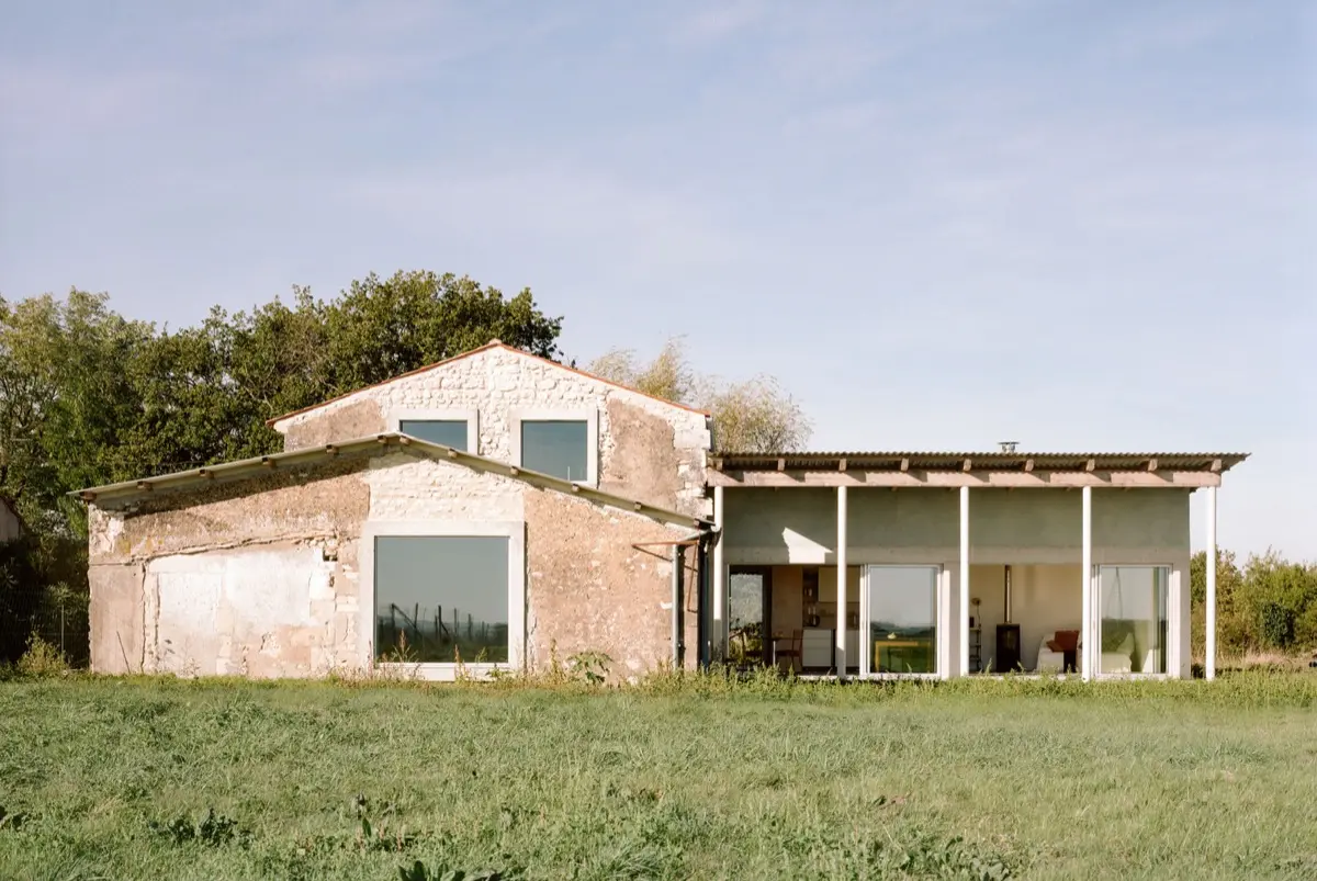 Collage de materiales y texturas en la campiña francesa