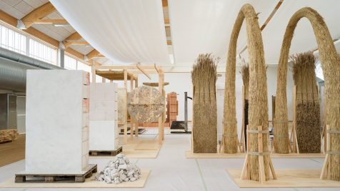 Fragmentos arquitectónicos y sostenibilidad en una exposición