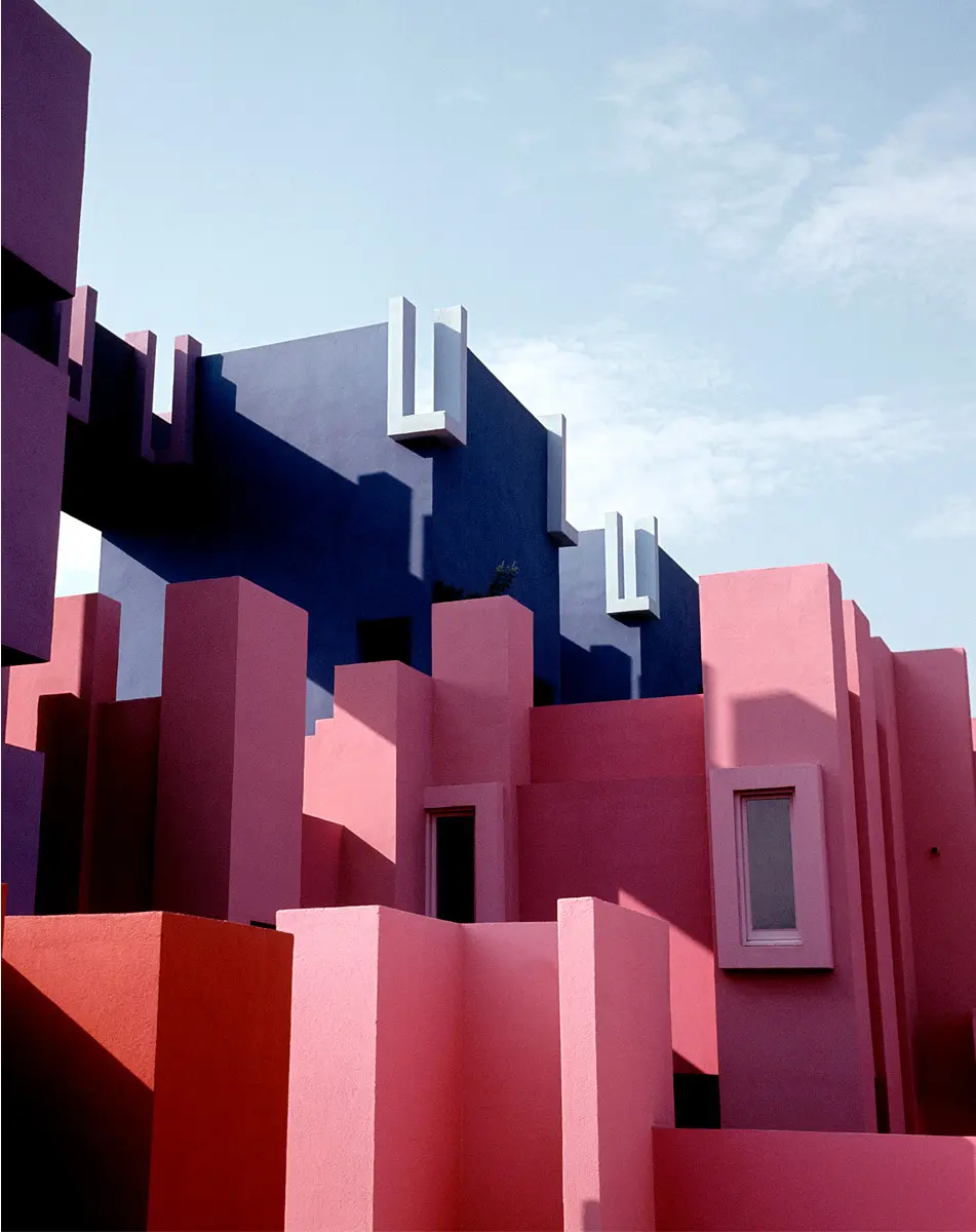 Encanto Mediterráneo: La Muralla Roja