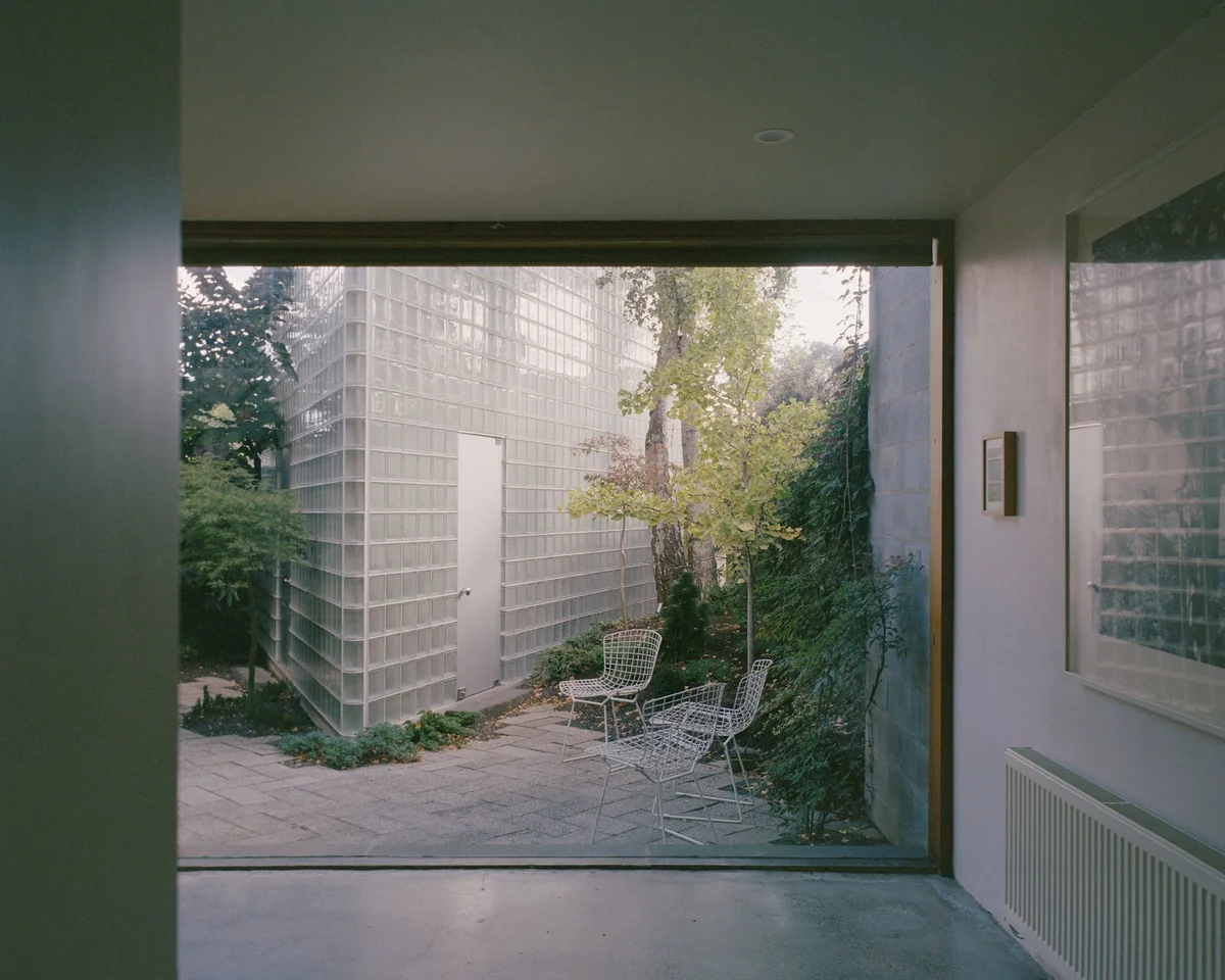 Outbuilding with Deep Garden: el contrapunto a la arquitectura brutalista