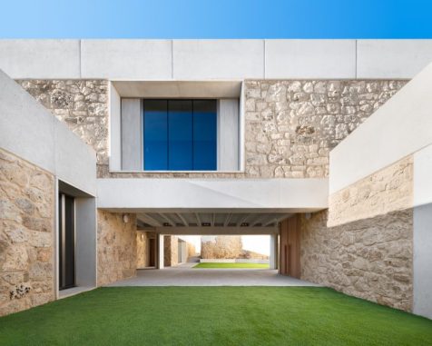 Una ciudad en un edificio o un edificio en una ciudad
