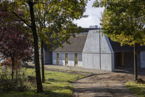 ﻿Fusión de arquitectura y paisaje en una granja danesa.
