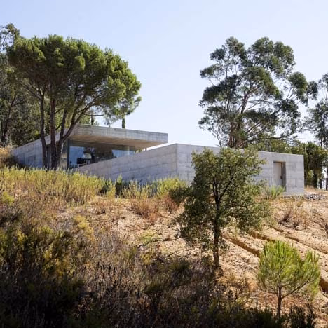 vista exterior de la casa de hormigón Exterior de hormigón de la casa búnker de Phyd Arquitectura en Portugal