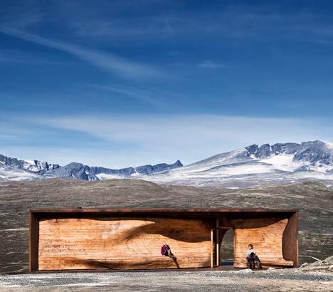 vista frontal del observatorio Pabellón Wild Reindeer de Snøhetta en Dovrefjell, caja de acero y vidrio frente a la meseta