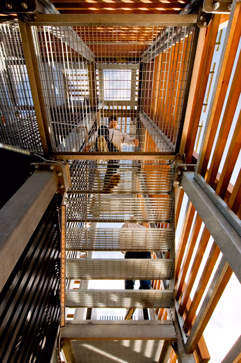 detalle de la estructura Escaleras de rejilla metálica dentro de la jaula de listones de madera de la torre de Zintaru