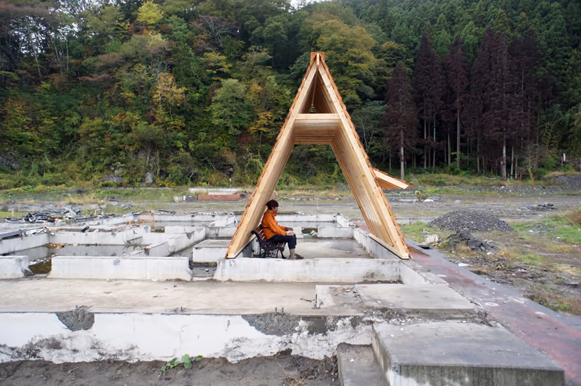 vista general del refugio Refugio Gassho de Koji Kakiuchi, pequeña construcción de madera sobre antiguos cimientos