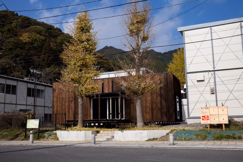 vista general del exterior Exterior del Kamaishi Box, pequeño refugio con puertas correderas de vidrio en Kamaishi, Japón