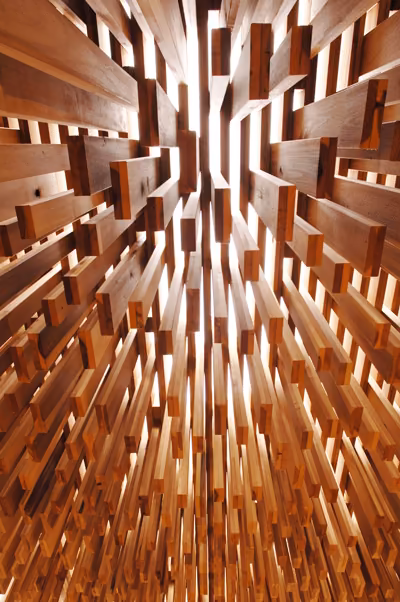 detalle del ensamblado Detalle del ensamblaje de piezas de madera que irradian desde el centro en un pabellón de David Adjaye