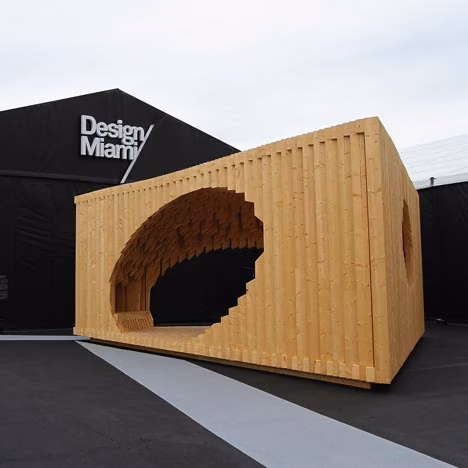 Pabellón de madera Genesis de David Adjaye con un gran hueco circular, frente a la sede de Design Miami