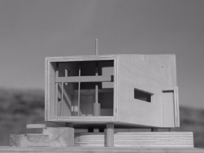 maqueta 2 Maqueta en blanco y negro de The Hen House, casa elevada sobre pilotes en la Isla de Skye