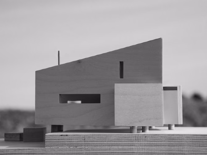 maqueta 1 Maqueta en blanco y negro de The Hen House vista de lado, con su volumen que se estrecha sobre pilotes
