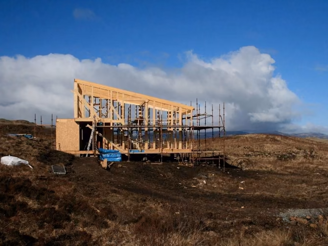 en construccion Estructura de madera en construcción de The Hen House sobre un terreno de brezo en la Isla de Skye