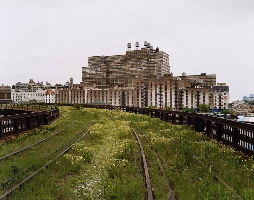 Antigua vía elevada de tren cubierta de hierba en Manhattan antes de convertirse en el parque High Line