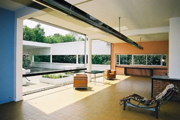 salon Salón de la Villa Savoye de Le Corbusier con chaise longue, ventana corrida y terraza jardín