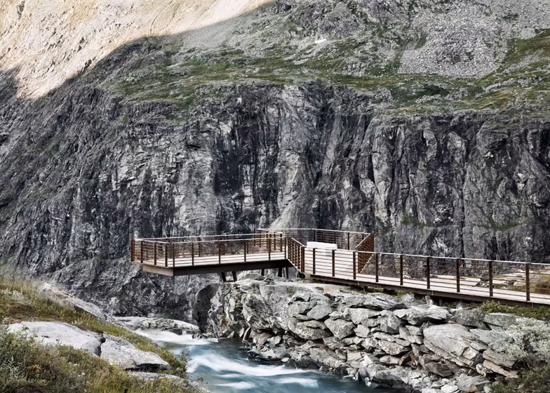 mirador Pasarela de acero que recorre la orilla de un río entre paredes de roca en Trollstigen
