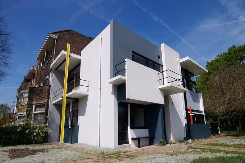 Casa Rietveld Schröder en Utrecht con planos blancos y grises y líneas de color primario