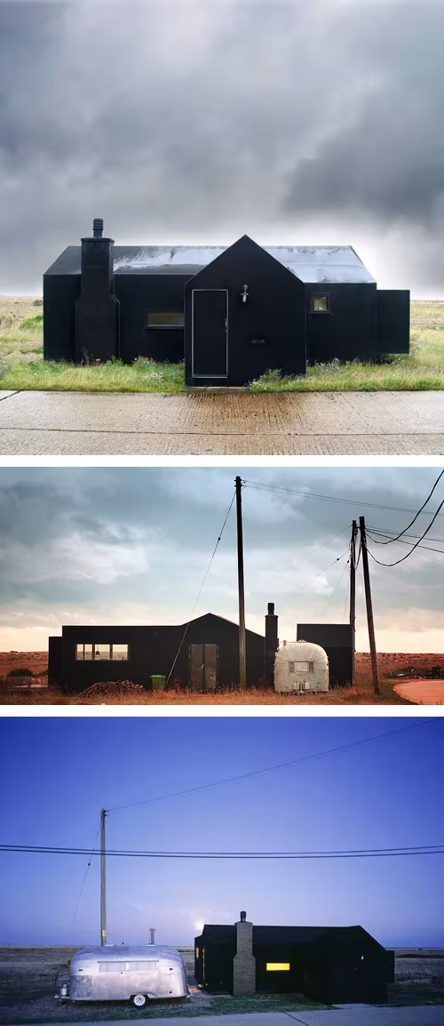 Casa de goma Tres vistas de la Casa de Goma negra en la playa de Dungeness bajo distintos cielos
