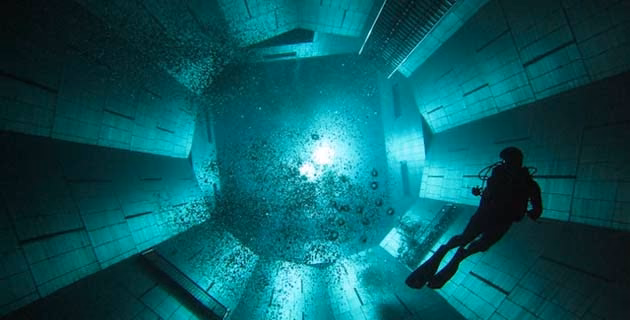 Vista desde el fondo de la piscina Nemo 33, en Bélgica