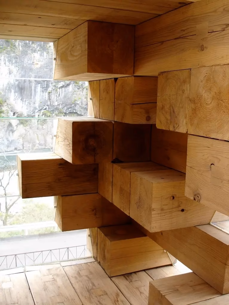 ventanal Bloques de cedro escalonados como un graderío junto a un ventanal en la Casa de Madera de Fujimoto