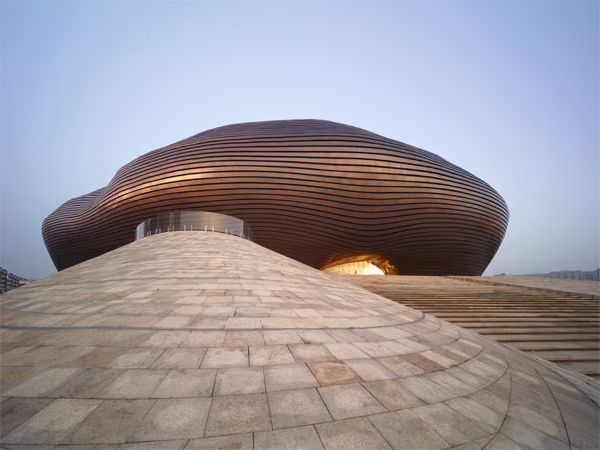ordos2 Museo Ordos de MAD Architects, un volumen curvo de lamas metálicas posado sobre una explanada de piedra en pendiente