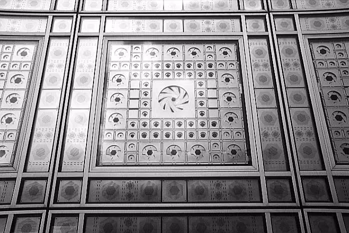 fachada Celosía metálica de diafragmas geométricos en la fachada del Instituto del Mundo Árabe de Jean Nouvel, en blanco y negro