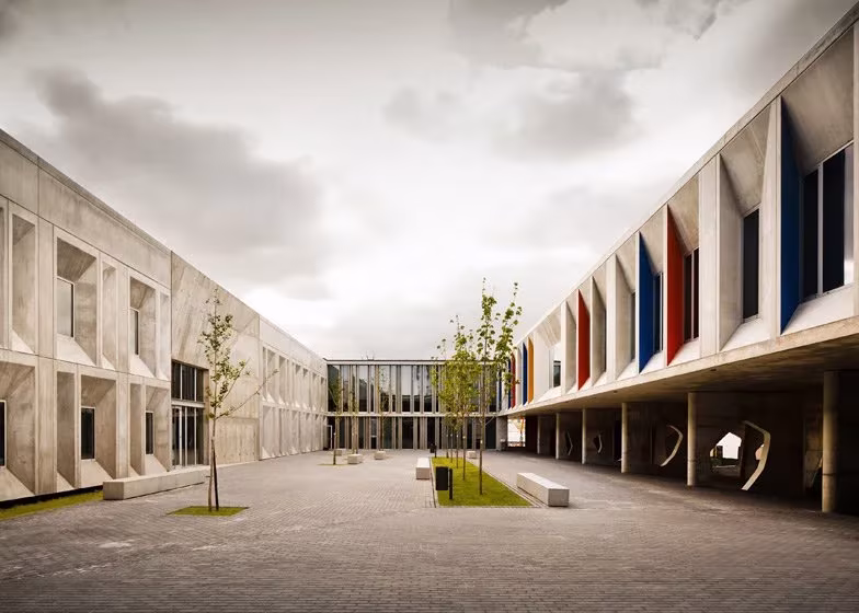 f9769b02 Plaza del conocimiento de la escuela Braamcamp Freire de CVDB Arquitetos, con lamas de colores en el porche