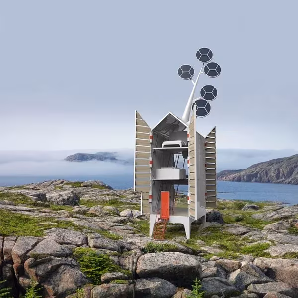 Mini casa refugio portátil Isolée de Tjep sobre patas en una costa rocosa, coronada por un árbol solar