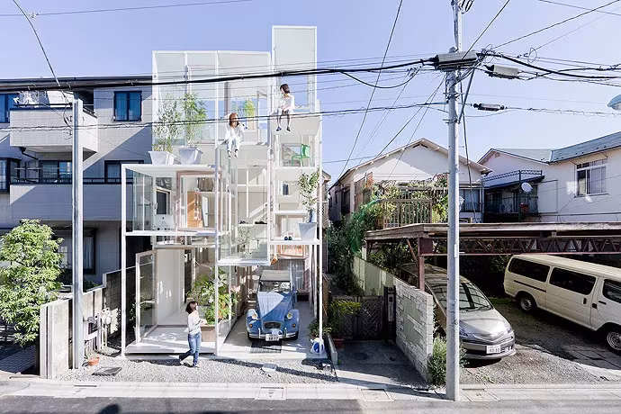 Casa Na de Sou Fujimoto en Tokio: estructura blanca y transparente de plataformas con plantas y personas en cada nivel